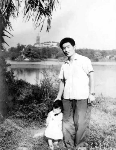 Отец и дочь 40 лет делали одно и то же фото у озера. Похоже, они нашли единственное место, где время встало