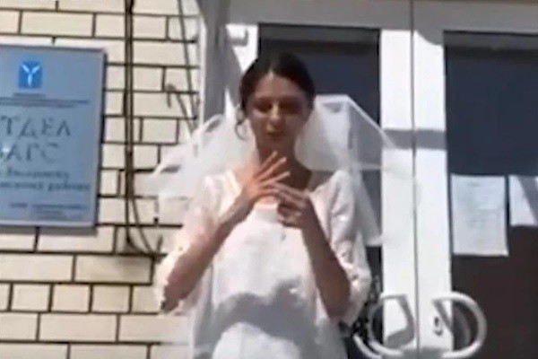 Девушку не брали замуж, но она заставила часики замолчать. Всего-то нужно было полюбить себя и сходить в ЗАГС