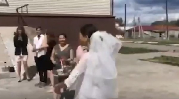 Девушку не брали замуж, но она заставила часики замолчать. Всего-то нужно было полюбить себя и сходить в ЗАГС