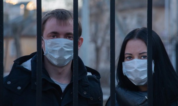 В Москве возобновили самоизоляцию для пожилых людей. Как помочь родным ее пережить