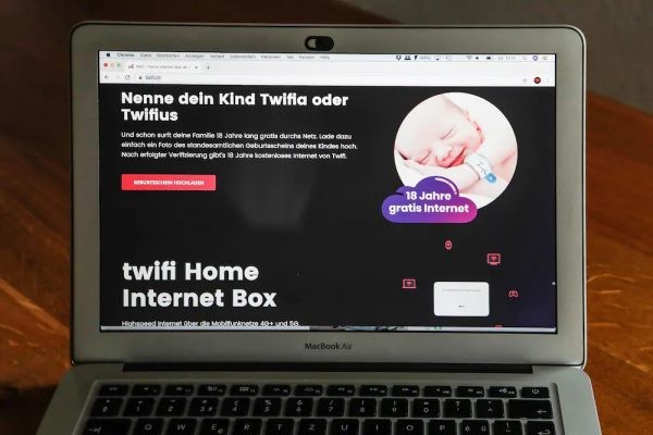 Родители дали дочке имя и заранее обеспечили трудным детством. На что только не пойдёшь ради бесплатного Wi-Fi