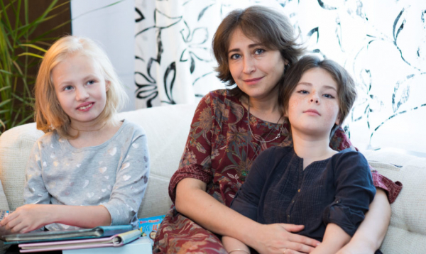 &laquo;Света нет, вода струйкой, посуда в тазике&raquo;. Муж умер, а Олеся и ее пятеро детей жили в общежитии 8 лет