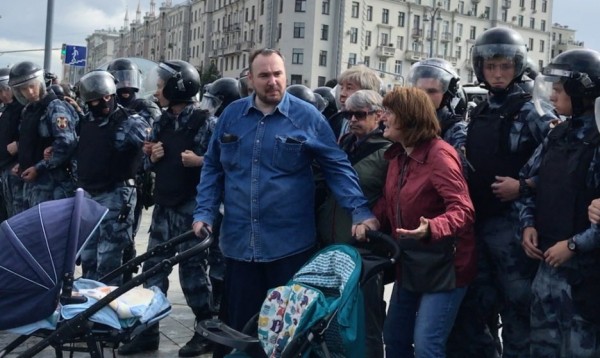 Ребенка задержали на митинге &mdash; родителей ограничат в правах? Комментирует Елена Альшанская