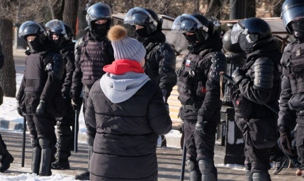 Ребенка задержали на митинге &mdash; родителей ограничат в правах? Комментирует Елена Альшанская